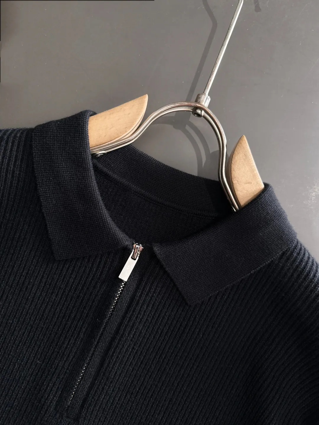 Next day shipping P360 Big Goose 2025 official website latest round neck sweater for autumn and winter, popular models are on sale at the same time at the counter! Specially made of wool blended fabric. It feels comfortable and can be directly in contact with the skin. The logo badge is exquisitely embroidered, which is extremely eye-catching! The details highlight the fashionable charm of big brands. Exquisite workmanship. Three-dimensional cutting style. The wearing effect is invincible and handsome! All three standards are complete! Size: M-3XL